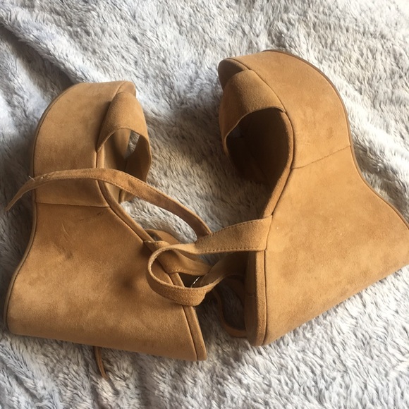 A pair of shoes - Picture 3 of 4